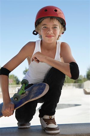 pista de skate - Teenage boy (13-15) with skateboard at skateboard park, portrait Foto de stock - Royalty Free Premium, Número: 693-03312301