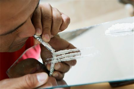 dépendance - Homme renifler des lignes de cocaïne Photographie de stock - Premium Libres de Droits, Code: 693-03312349