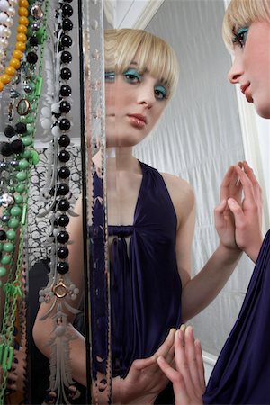 simsearch:693-03312486,k - Adolescente (16-17) en robe élégante reflète dans le miroir Photographie de stock - Premium Libres de Droits, Code: 693-03312504