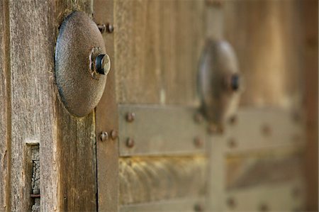 simsearch:693-03312841,k - Japan, Himeji Castle, close-up of wooden gate Fotografie stock - Premium Royalty-Free, Codice: 693-03312573