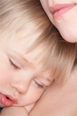 shoulders mom - Mère fils endormi câlins (1 - 2), gros plan Photographie de stock - Premium Libres de Droits, Code: 693-03312611