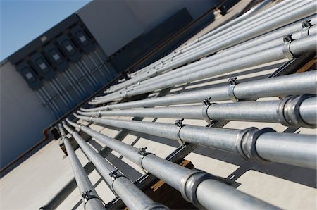 Pipes Leading to Electrical Boxes at Solar Power Plant Foto de stock - Sin royalties Premium, Código: 693-03312758