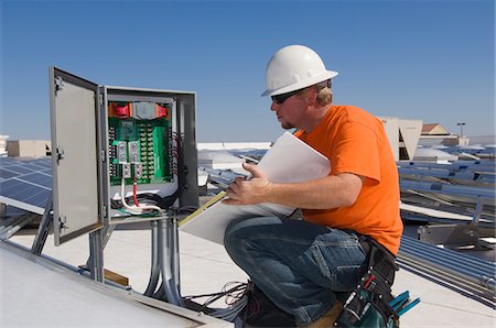 Engineer Working on Electrical Box at Solar Power Plant Foto de stock - Sin royalties Premium, Código: 693-03312765