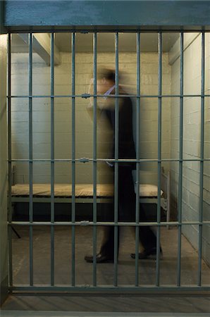 Homme qui marche dans une cellule de prison Photographie de stock - Premium Libres de Droits, Code: 693-03312776