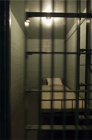 prison photograph - Empty prison cell Foto de stock - Sin royalties Premium, Código: 693-03312772