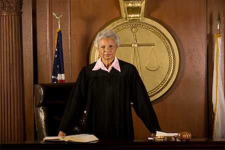simsearch:693-06021013,k - Female juge permanent au Tribunal, portrait Photographie de stock - Premium Libres de Droits, Code: 693-03312789