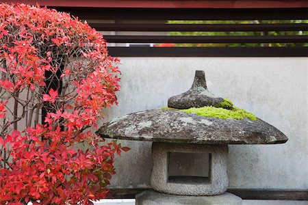 Japon, Takayama, Lanterne granit et bush aux couleurs d'automne Photographie de stock - Premium Libres de Droits, Code: 693-03312848