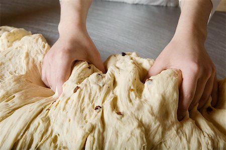 Baker Kneading Bread Dough Foto de stock - Sin royalties Premium, Código: 693-03312871