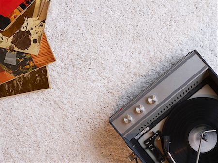 Record player and vinyl records on floor, view from above Fotografie stock - Premium Royalty-Free, Codice: 693-03312986