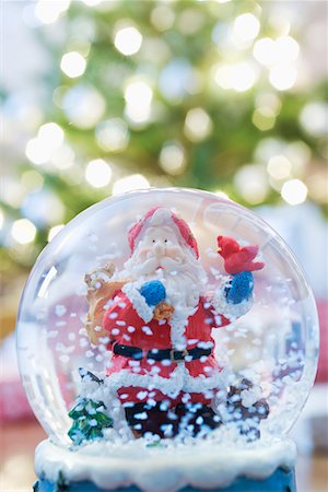 Dôme de neige avec le père Noël Photographie de stock - Premium Libres de Droits, Code: 693-03312992