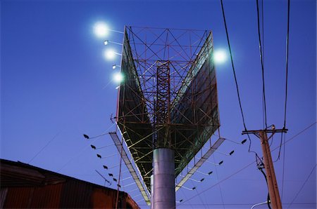 Double Billboard and Power Pole at Night Foto de stock - Sin royalties Premium, Código: 693-03313039