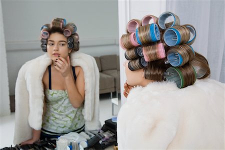 Model in Hair Curlers Looking at Reflection Foto de stock - Sin royalties Premium, Código: 693-03313244