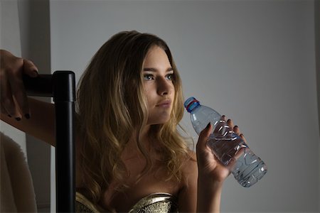 sesión fotográfica - Fashion Model Drinking Water During Photo Shoot Foto de stock - Sin royalties Premium, Código: 693-03313274