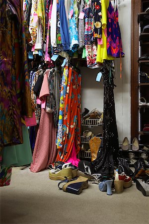 disorganised clothes - Racks bondé de vêtements et chaussures empilées dans le magasin de seconde main Photographie de stock - Premium Libres de Droits, Code: 693-03313312