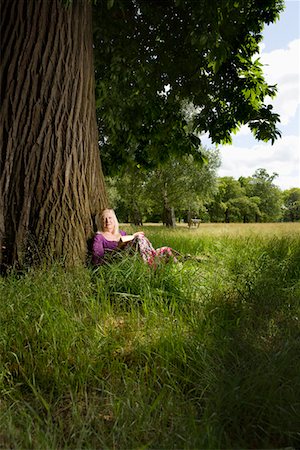 simsearch:693-03313408,k - Woman Sitting Beneath a Tree Reading a Book Stock Photo - Premium Royalty-Free, Code: 693-03313355