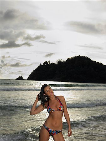 simsearch:693-03313169,k - Young Woman at Beach Foto de stock - Sin royalties Premium, Código: 693-03313418