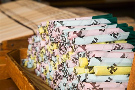 simsearch:693-03313480,k - Incense Sticks at Senso-ji Temple Foto de stock - Royalty Free Premium, Número: 693-03313481