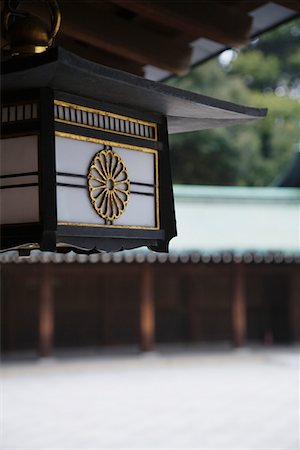 simsearch:693-03313480,k - Lanterns Hanging From Eaves at Meiji Shrine Foto de stock - Royalty Free Premium, Número: 693-03313494