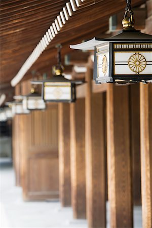 shibuya - Laternen hängen von Traufe am Meiji-Schrein Stockbilder - Premium RF Lizenzfrei, Bildnummer: 693-03313491