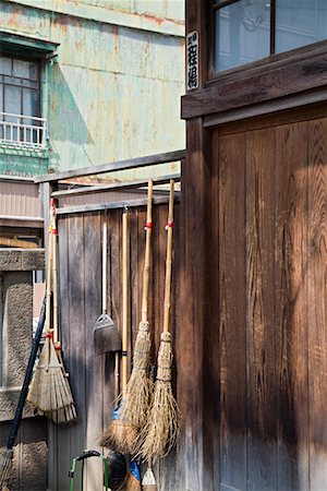 simsearch:693-03313495,k - Straw Brooms on Fence at Shitaya Jinja Shinto Shrine Foto de stock - Sin royalties Premium, Código: 693-03313518