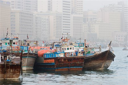 simsearch:693-03313631,k - Dubai, UAE, Dhows, old wooden sailing vessels, are docked along the Deira side of Dubai Creek. Foto de stock - Sin royalties Premium, Código: 693-03313631