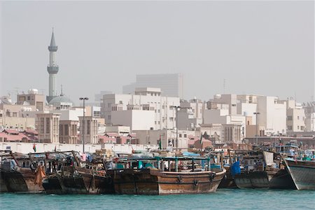 simsearch:693-03313631,k - Dubai, UAE, Dhows, old wooden sailing vessels, are docked along the Deira side of Dubai Creek. Foto de stock - Sin royalties Premium, Código: 693-03313646