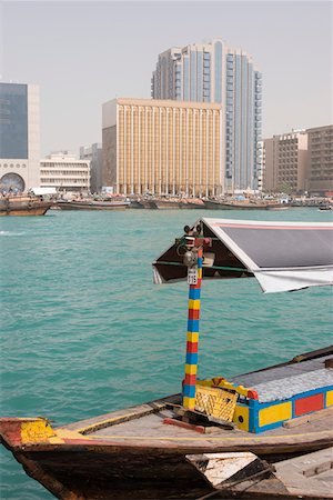 dubai creek - Dubaï, Émirats Arabes Unis, un abra amarré à Bur Dubaï, sur la crique de Dubaï, Deira. Photographie de stock - Premium Libres de Droits, Code: 693-03313649