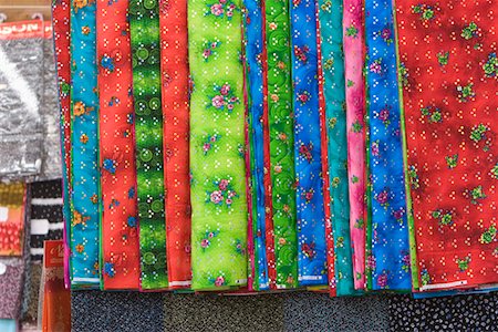 deira - Dubai, UAE, Bright colored fabrics are for sale in the Bur Dubai souq. Fotografie stock - Premium Royalty-Free, Codice: 693-03313657