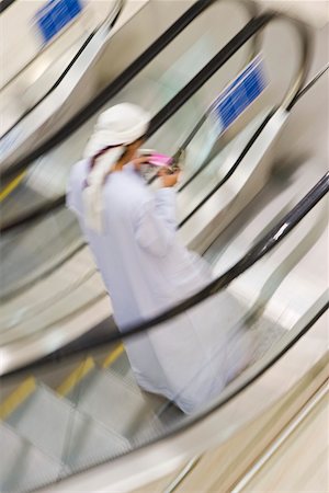 deira - Dubai, UAE, A man traditionally dressed in a dishdash and gutra, white robe and headdress. Fotografie stock - Premium Royalty-Free, Codice: 693-03313662