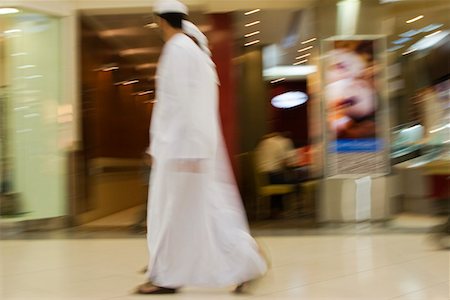 deira - Dubai, UAE, Two men traditionally dressed in dishdashs and gutras, white robes and headdresses. Fotografie stock - Premium Royalty-Free, Codice: 693-03313663