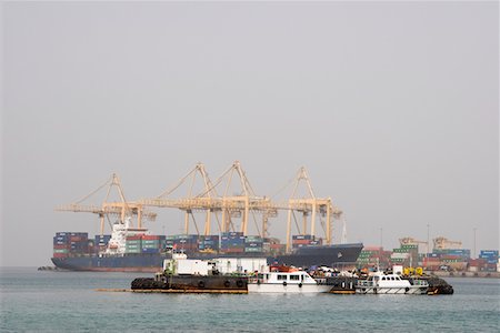 simsearch:693-03313840,k - Khor Fakkan, UAE, Large cargo ships docked to load and unload goods at Khor Fakkport Foto de stock - Royalty Free Premium, Número: 693-03313675