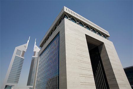 sheikh zayed road - Vereinigte Arabische Emirate, Dubai, The Gate Gebäude des Dubai International Financial Centre und die Emirates Towers Stockbilder - Premium RF Lizenzfrei, Bildnummer: 693-03313763