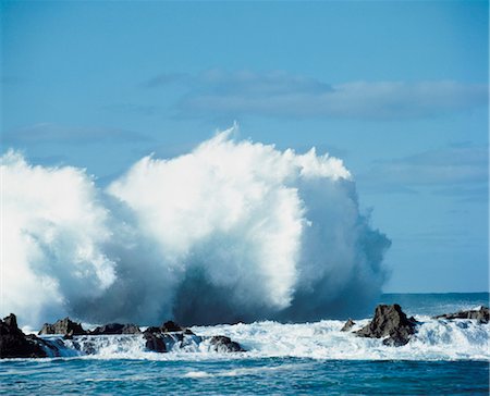 simsearch:693-03363627,k - Waves crashing on rocks at coast Foto de stock - Royalty Free Premium, Número: 693-03363626