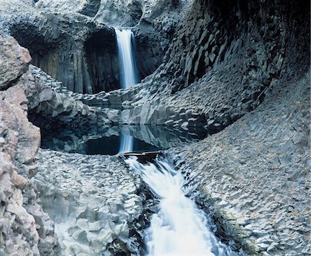 Waterfall in canyon Foto de stock - Sin royalties Premium, Código: 693-03363633