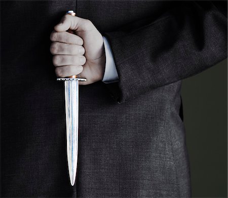 dishonesty - Man Holding Knife Foto de stock - Sin royalties Premium, Código: 693-03363711
