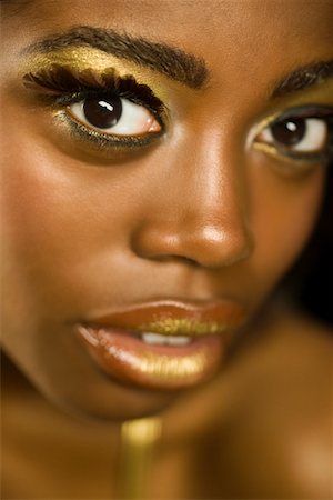 Young Woman with False Eyelashes and Gold Lipstick Foto de stock - Sin royalties Premium, Código: 693-03363762