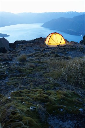 Tent by lakeshore at dusk Foto de stock - Sin royalties Premium, Código: 693-03440729