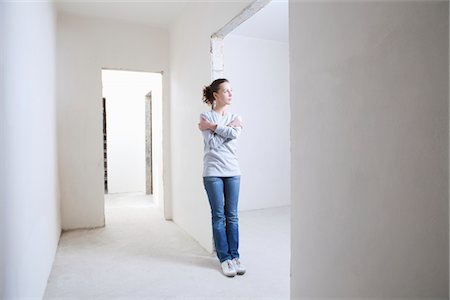 Femme se penche sur la voûte du nouvel appartement Photographie de stock - Premium Libres de Droits, Code: 693-03440795