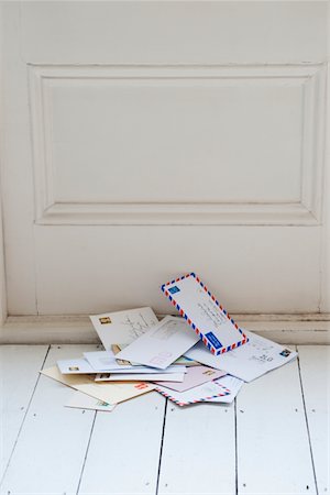 sobre (correspondencia) - Letters on floorboards at front door Foto de stock - Sin royalties Premium, Código: 693-03440862