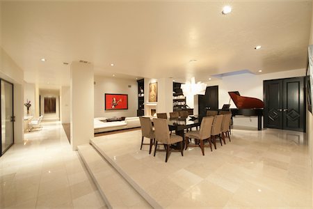 Geräumige weiß wohnen Interieur mit Flügel Stockbilder - Premium RF Lizenzfrei, Bildnummer: 693-03474105