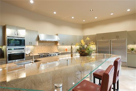 Glass topped kitchen surface with stainless steel fitted units Foto de stock - Sin royalties Premium, Código: 693-03474112