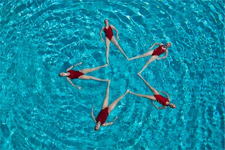 Les nageuses synchronisées forment une étoile Photographie de stock - Premium Libres de Droits, Code: 693-03474150