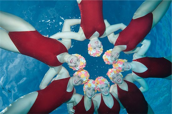 Synchronised swimmers in 1950s swimming caps Photographie de stock - Premium Libres de Droits, Le code de l’image : 693-03474161