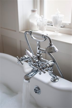 simsearch:693-03474268,k - Shower fitting with running tap, London Stock Photo - Premium Royalty-Free, Code: 693-03474273