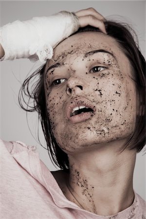 Jeune femme avec un bandage et boueux visage Photographie de stock - Premium Libres de Droits, Code: 693-03474399