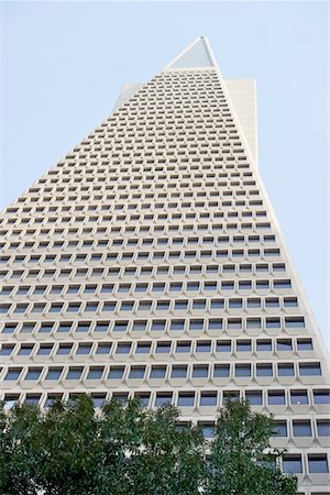 edifício transamérica - Low angle view of the Transamerica Pyramid, San Francisco designed by William Pereira Foto de stock - Royalty Free Premium, Número: 693-03474425
