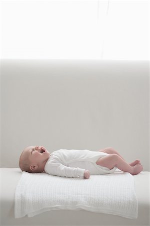 Two week old newborn, crying Foto de stock - Sin royalties Premium, Código: 693-03474458
