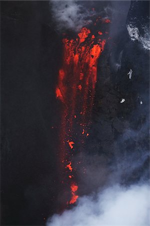 erupción - Molten lava flowing from Eyjafjallajokull, Fimmvorduhals, Iceland Foto de stock - Sin royalties Premium, Código: 693-03474619