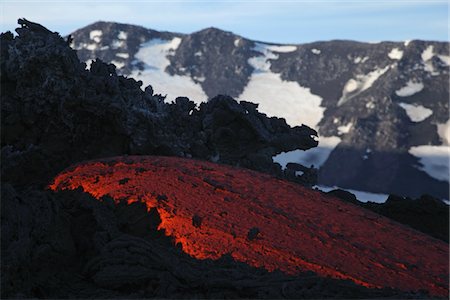 Geschmolzene Lava fließt vom Ätna auf Sizilien, Val de Bove Stockbilder - Premium RF Lizenzfrei, Bildnummer: 693-03474611