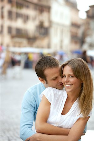 L'homme hugging petite amie dans la rue en vue de face de Rome (Italie), Photographie de stock - Premium Libres de Droits, Code: 693-03557160